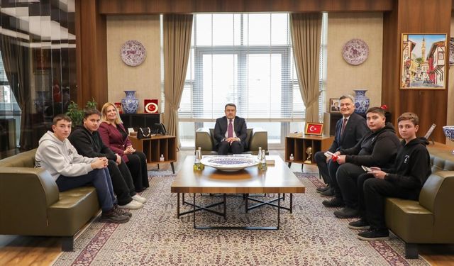 Kütahya Valisi Işın, öğrencilerin podcast çalışmasını dinledi
