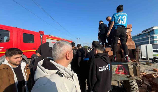 Kütahyaspor taraftarı, kazada yaralı sürücünün yardımına koştu