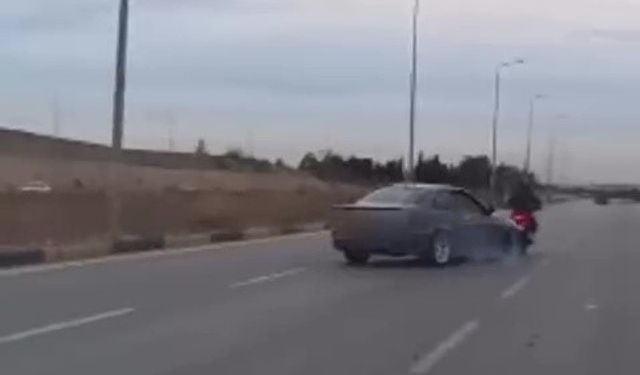 Lüks otomobil yolda drift yaptı, motosikletli son anda kurtuldu