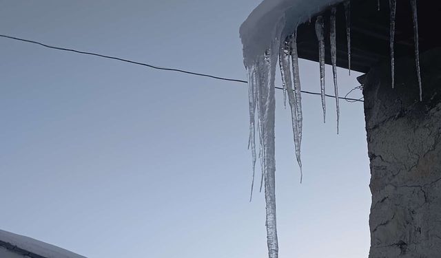 Malatya'da buz sarkıtları metreyle ölçüldü