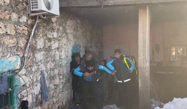 Mardin'de fedakar sağlık personeli: 84 yaşındaki hastayı sırtında taşıdı