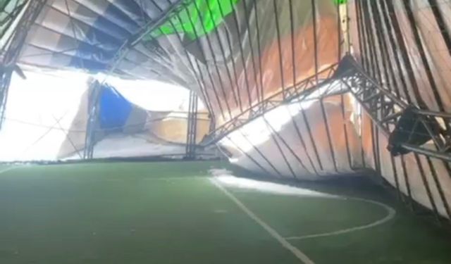 Mardin'nde yoğun kar nedeniyle kapalı halı sahanın çatısı çöktü