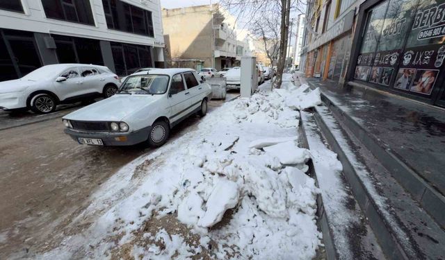 Mazıdağı'nda kar yağışının üzerinden 15 gün geçti, kaldırımlar hala temizlenmedi