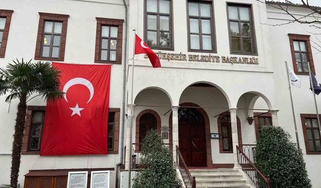 Muğla'da belediye binaları Türk bayrakları ile donatıldı