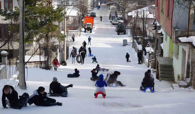 Muhtarın Yokuşu'nda çocukların kar eğlencesi