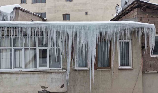 Muş'ta çatılarda oluşan dev buz sarkıtları tehlike saçıyor