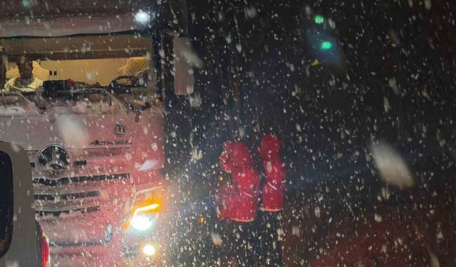 Muş'ta kar ve tipi: Yolda mahsur kalan 180 kişinin imdadına Kızılay yetişti