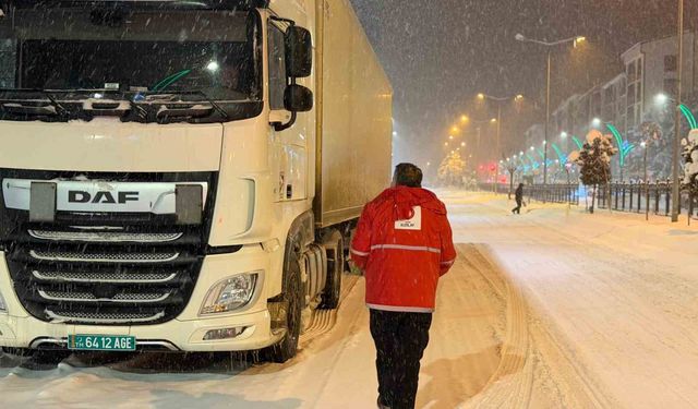 Muş'ta kar ve tipi: Yolda mahsur kalan vatandaşların imdadına Kızılay yetişti