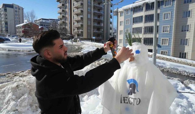 Muş'ta karı eğlenceye dönüştüren berberler, kardan adamı tıraş etti