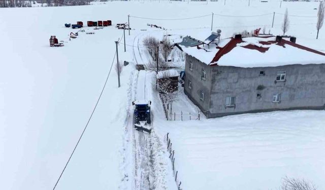 Muş'ta muhtarın gönüllü kar mesaisi takdir topladı