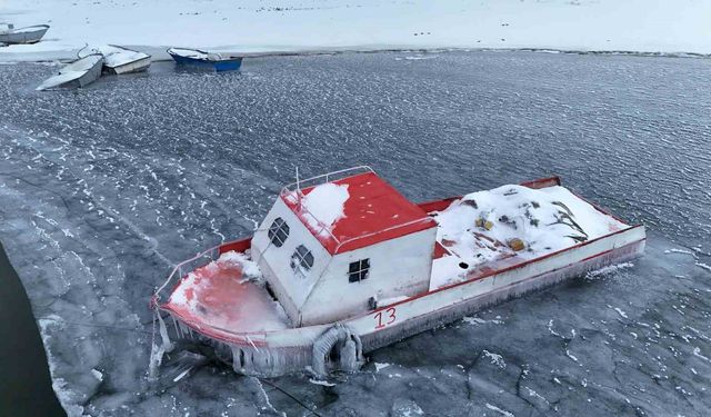 Nazik Gölü kısmen dondu, balıkçı tekneleri buzlar arasında kaldı