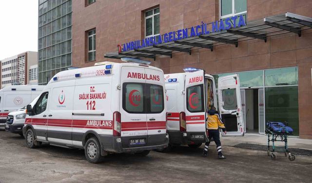 Niğde'de iki otomobil çarpıştı: 6 yaralı