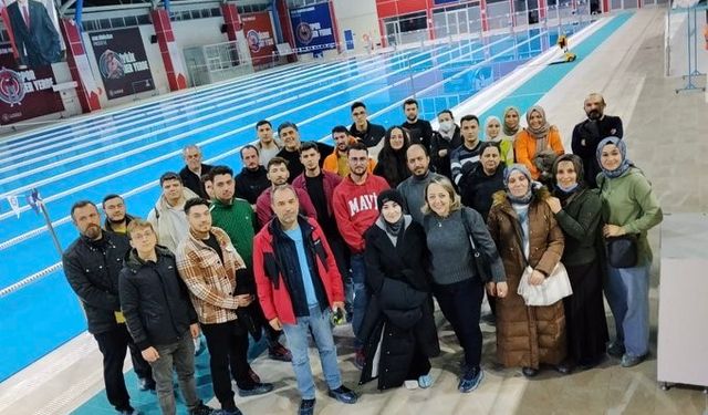 Olimpik yüzme havuzunda uygulamalı eğitim