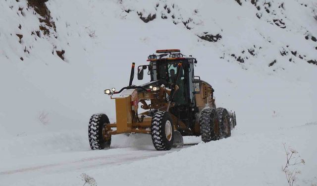 Oltu'da 65 mahalle yolunu ulaşıma açmak için çalışmalar sürüyor