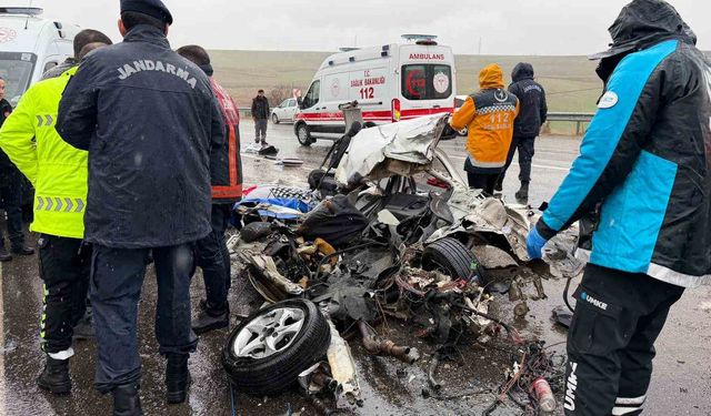 Otobüs otomobili kağıt gibi ezdi: 3 ölü, 1 yaralı