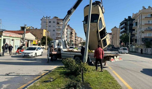 Otomobille çarpışan ticari araç takla attı: Kaza anı kamerada