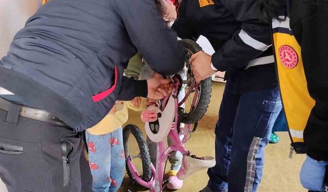 Parmağı bisiklet zincirine sıkışan çocuğu itfaiye kurtardı