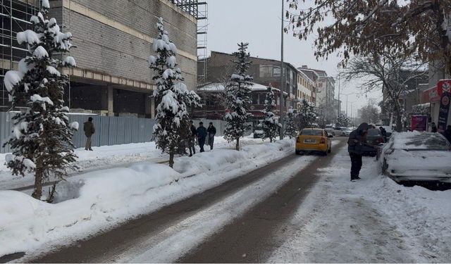 Patnos'ta kar yağışı yeniden etkisini gösterdi