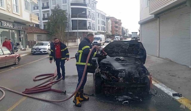 Pınarhisar'da park halindeki otomobil alevlere teslim oldu
