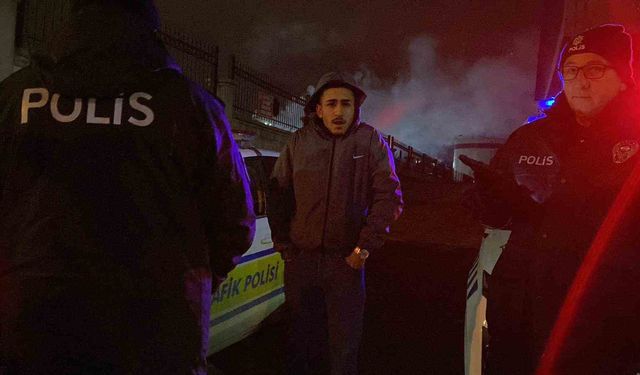 Polisi görünce kaldırıma çıkan alkollü sürücü polis ekiplerin dikkati sayesinde yakalandı