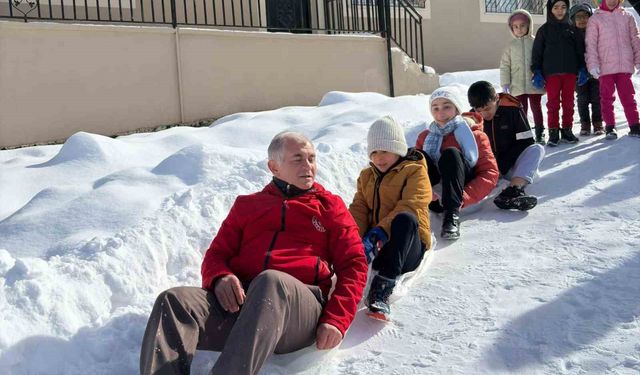 Poşetlerle kayarken sucuk mangala doydular