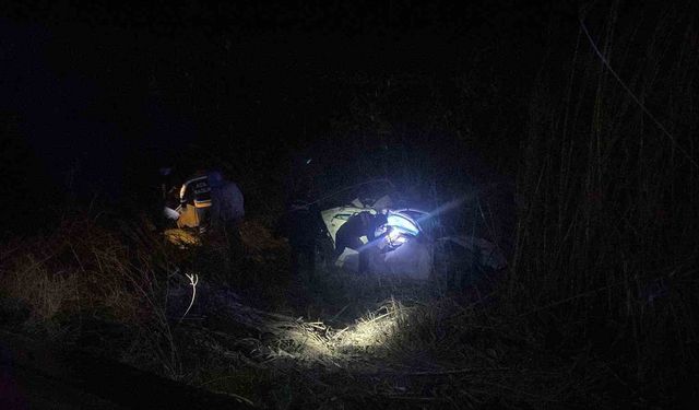 Refüje çarpan otomobil, dere yatağına düştü: 1 ölü, 3 yaralı