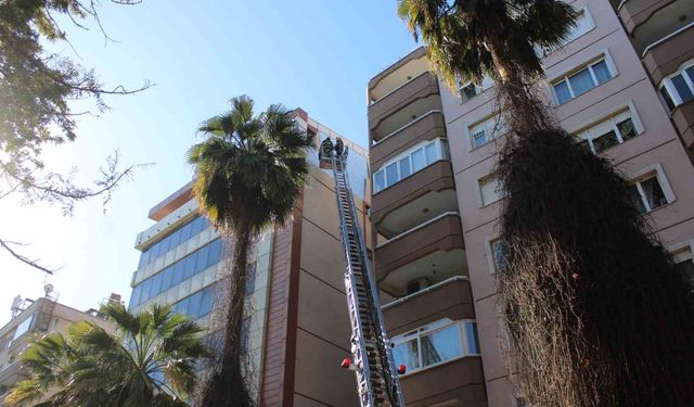 Rüzgar binanın cephesini söktü, facia kıl payı atlatıldı