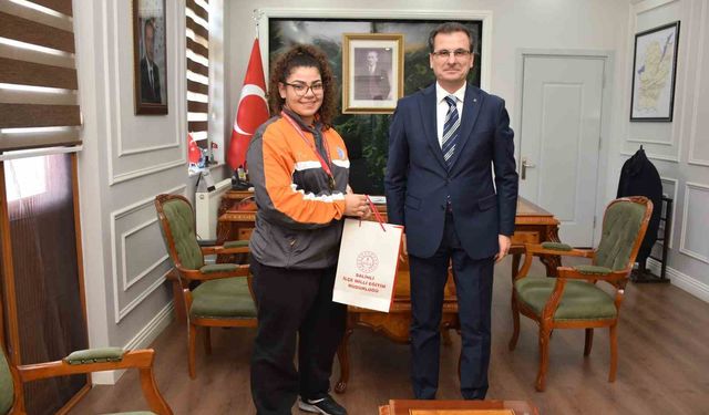 Salihli Kaymakamı Güldoğan, Türkiye Şampiyonu öğrenciyi ağırladı