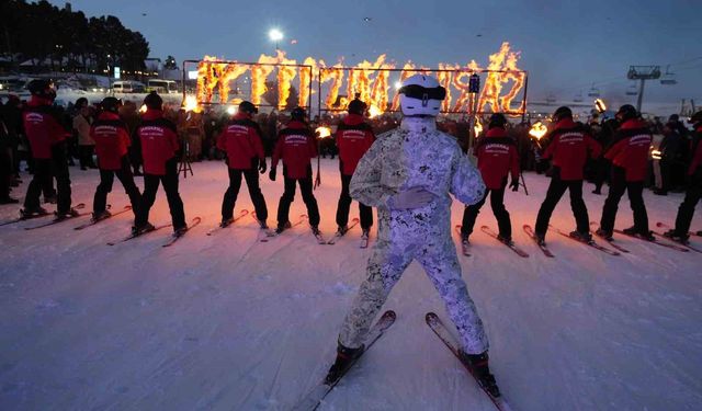 Sarıkamış şehitleri anısına meşaleli kayak gösterisi