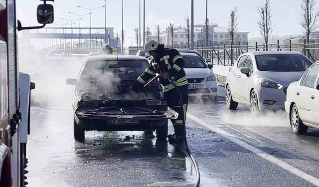 Seyir halindeki otomobil yandı