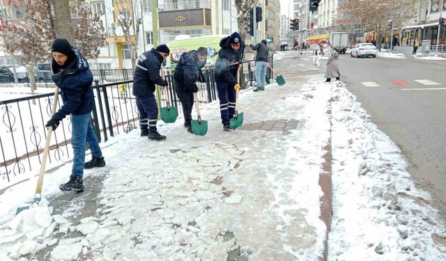 Siirt Belediyesinin karla mücadele çalışmaları aralıksız devam ediyor