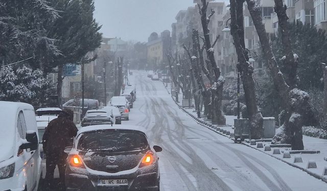 Silivri güne kar yağışı ile başladı