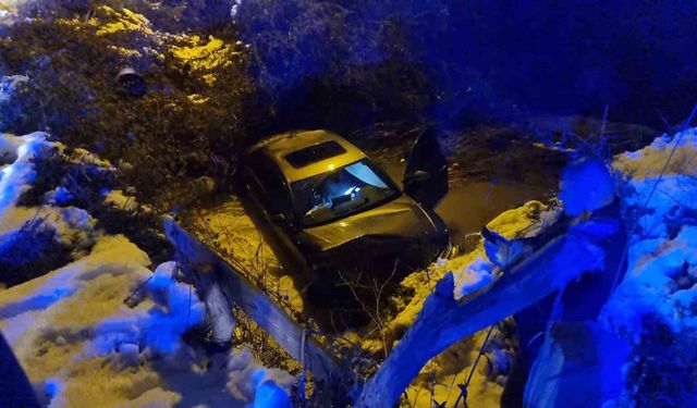 Sinop'ta buzlanan yolda otomobil dereye uçtu: 1 yaralı