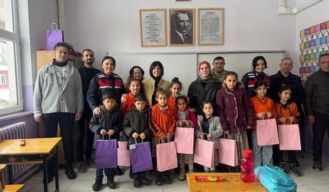 Sivas'ta jandarmadan öğrencilere karne sürprizi