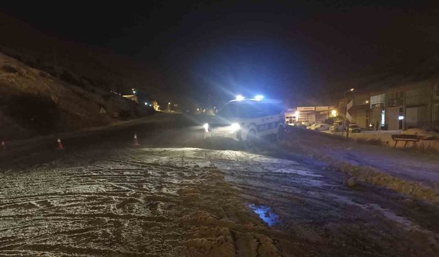 Sivas'ta yoğun kar ve tipi nedeniyle Kayseri-Malatya kara yolu trafiğe kapatıldı