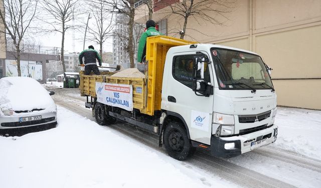 Sultangazi Belediyesi'nin kar mesaisi sürüyor