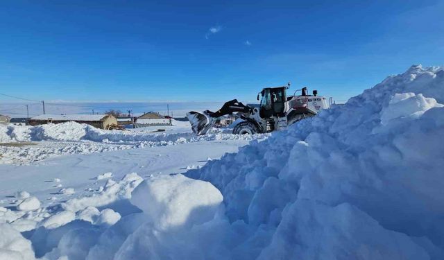 Süphan Dağı eteğindeki beldede zorlu kar mesaisi