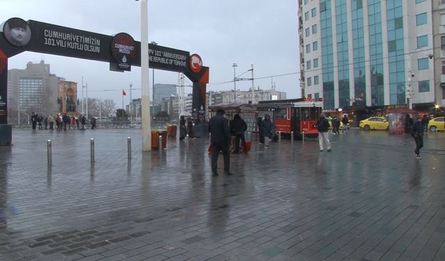 Taksim'de kar yağışı aralıklarla etkisini gösteriyor