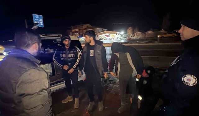 Tokat'ta durdurulan otomobilde 3 kaçak göçmen yakalandı