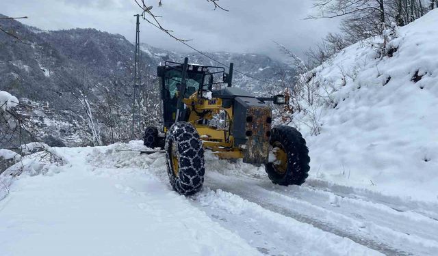 Trabzon'da kar yağışı nedeniyle kapanan mahalle yolları ulaşıma açılıyor