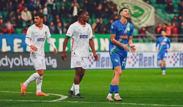 Trendyol Süper Lig: Çaykur Rizespor: 0 - Corendon Alanyaspor: 0 (İlk yarı)