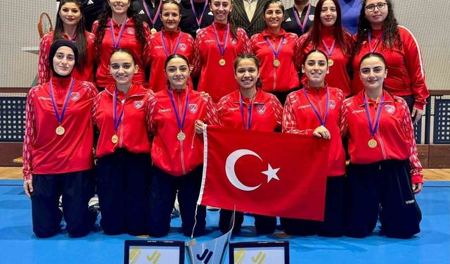 Türkiye Kadın Hokey Milli Takımı şampiyonluk kürsüsünde