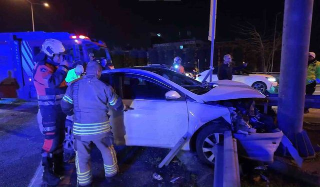 Ümraniye'de alkollü sürücünün kullandığı otomobil bariyerlere saplandı: 2 yaralı
