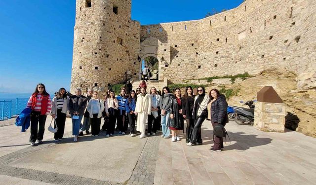 Üniversiteli öğrenciler Kuşadası'nda moral depoladı