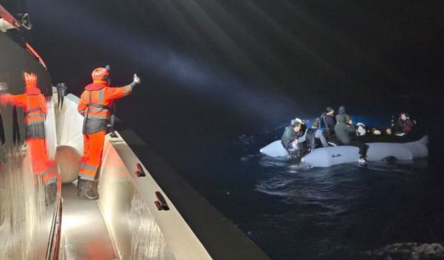 Urla açıklarında lastik bottaki 24 düzensiz göçmen kurtarıldı
