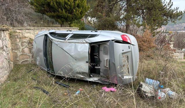 Uşak'ta kontrolden çıkan otomobil bahçeye devrildi: 1 yaralı