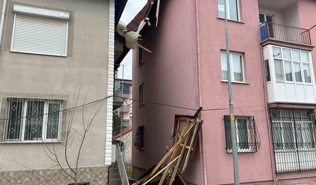 Uşak'ta kuvvetli fırtına hayatı olumsuz etkiledi