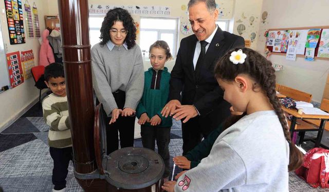 Vali Usta'dan fedakar öğretmene ve 4 öğrencisine ziyaret