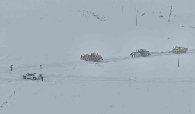 Van'da 363 yerleşim yerinin yolu kapandı