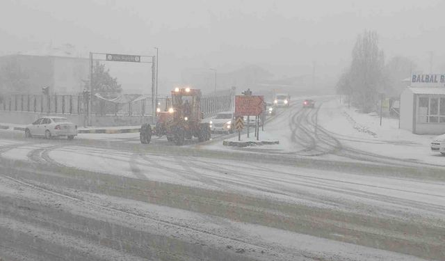 Van'da kar yağışı trafiği olumsuz etkiledi: Maddi hasarlı kazalar meydana geldi